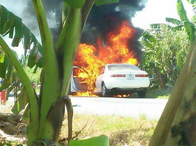 Camry đang chạy bất ngờ bốc ch&aacute;y, 4 người tho&aacute;t chết - Ảnh 1.