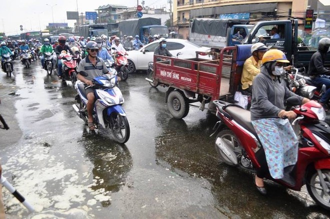 TPHCM: H&oacute;a chất tr&ecirc;n xe tải đổ xuống rải k&iacute;n đường quốc lộ - Ảnh 3.