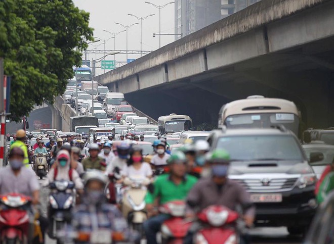 Kết thúc kỳ nghỉ lễ, người dân lỉnh kỉnh đồ đạc, mang theo trẻ nhỏ ùn ùn trở lại Hà Nội và Sài Gòn - Ảnh 18.