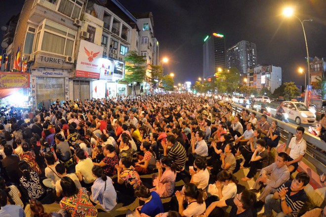 Biển người ngồi dưới l&ograve;ng đường cầu nguyện trong đại lễ Vu Lan ở ch&ugrave;a Ph&uacute;c Kh&aacute;nh - Ảnh 6.