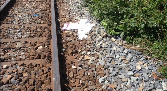 Người thân khóc ngất bên thi thể 2 người phụ nữ bị xe lửa tông tử vong - Ảnh 1.