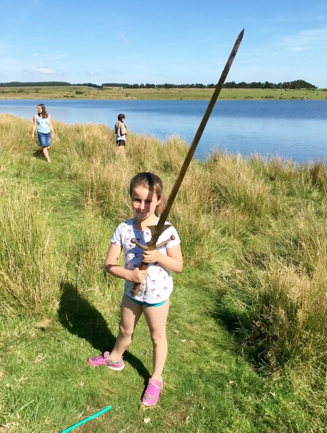 Đi chơi hồ, bé gái phát hiện thanh gươm báu vật được đồn của vua Arthur có niên đại nghìn năm tuổi - Ảnh 2.