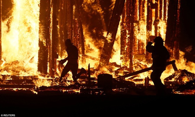 Mỹ: Du kh&aacute;ch tham gia lễ hội Burning Man kinh h&atilde;i khi thấy một người đ&agrave;n &ocirc;ng lao m&igrave;nh v&agrave;o biển lửa - Ảnh 1.