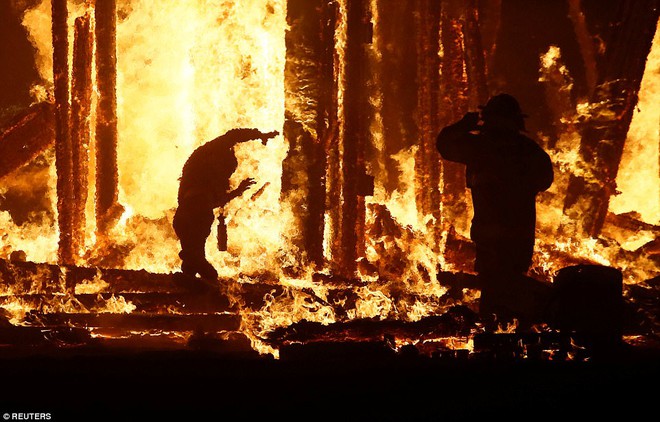 Mỹ: Du kh&aacute;ch tham gia lễ hội Burning Man kinh h&atilde;i khi thấy một người đ&agrave;n &ocirc;ng lao m&igrave;nh v&agrave;o biển lửa - Ảnh 2.