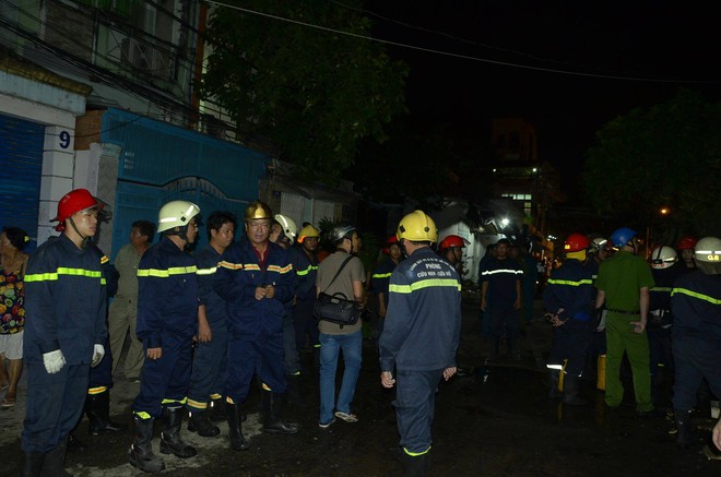 Giải cứu 7 người mắc kẹt trong ng&ocirc;i nh&agrave; bốc ch&aacute;y l&uacute;c rạng s&aacute;ng ở S&agrave;i G&ograve;n  - Ảnh 2.