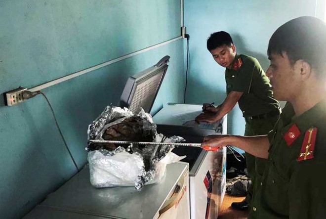 Ch&uacute;a sơn l&acirc;m v&ugrave;i th&acirc;y trong bể rượu khủng ở L&acirc;m Đồng  - Ảnh 2.