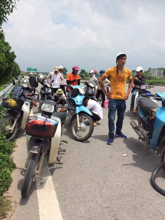 H&agrave;ng loạt xe d&iacute;nh bẫy đinh tr&ecirc;n cao tốc H&agrave; Nội - Bắc Giang, t&agrave;i xế kh&oacute;c dở mếu dở giữa trời nắng - Ảnh 1.