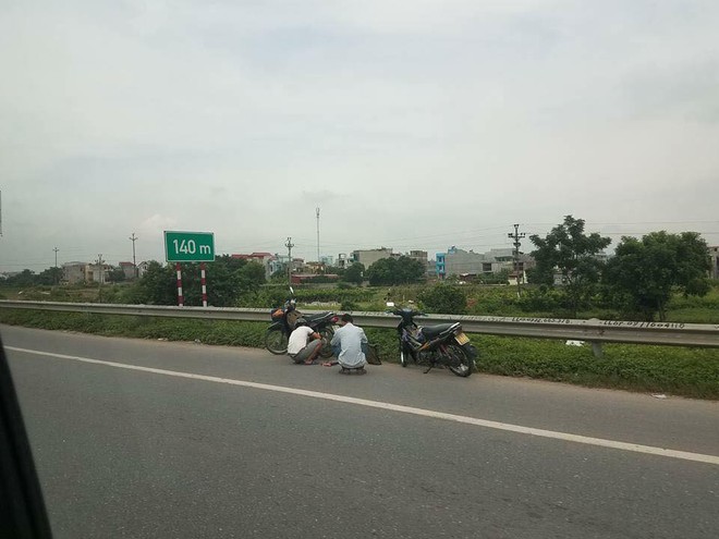 H&agrave;ng loạt xe d&iacute;nh bẫy đinh tr&ecirc;n cao tốc H&agrave; Nội - Bắc Giang, t&agrave;i xế kh&oacute;c dở mếu dở giữa trời nắng - Ảnh 3.