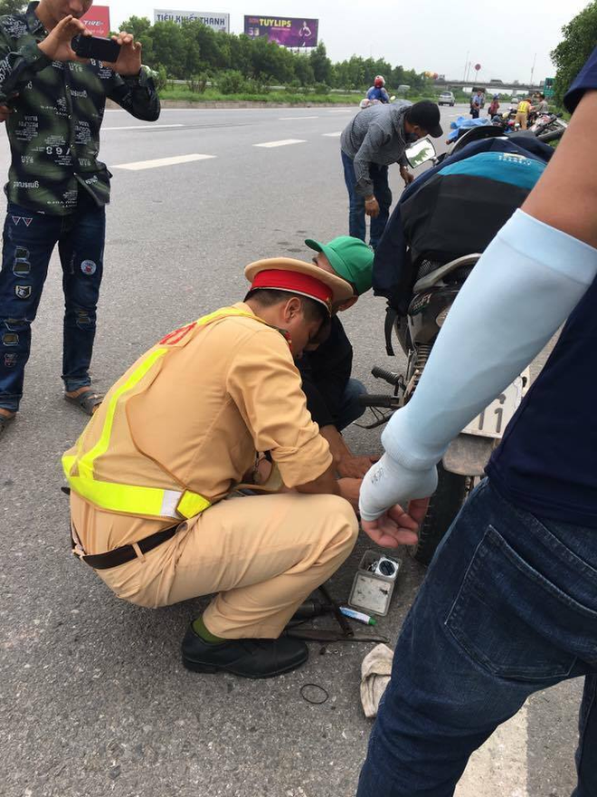 Hàng loạt xe dính bẫy đinh trên cao tốc Hà Nội - Bắc Giang, tài xế khóc dở mếu dở giữa trời nắng - Ảnh 8.