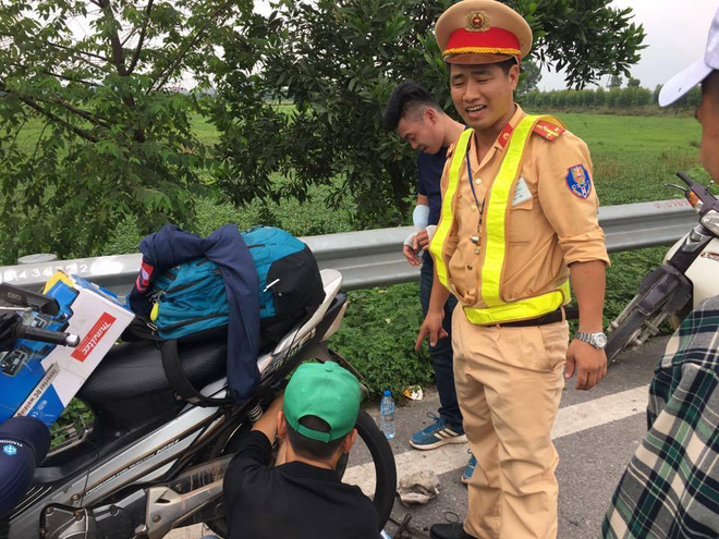 H&agrave;ng loạt xe d&iacute;nh bẫy đinh tr&ecirc;n cao tốc H&agrave; Nội - Bắc Giang, t&agrave;i xế kh&oacute;c dở mếu dở giữa trời nắng - Ảnh 10.