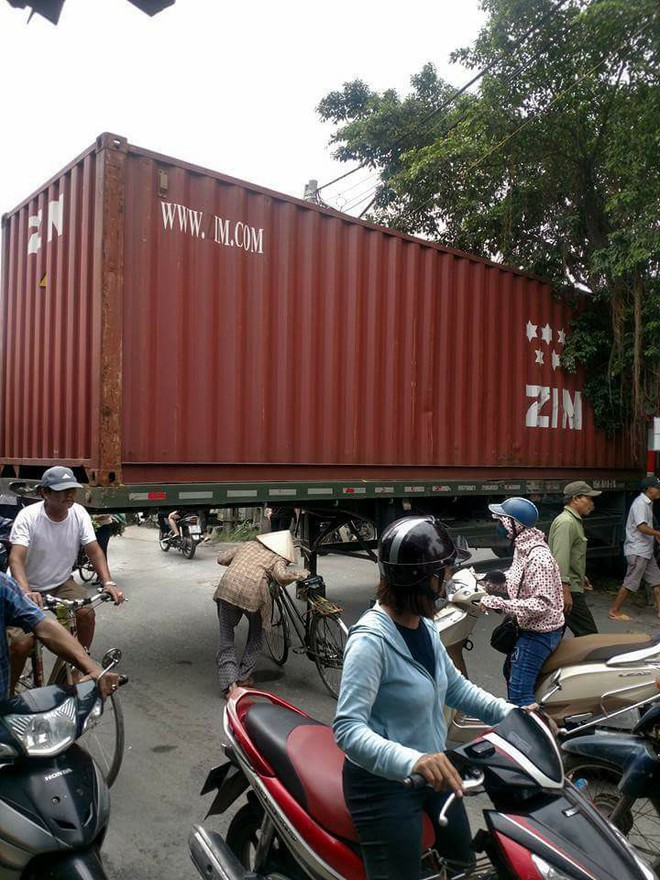 Bất chấp nguy hiểm, người d&acirc;n thi nhau chui gầm container chắn ngang giữa đường để lưu th&ocirc;ng - Ảnh 4.