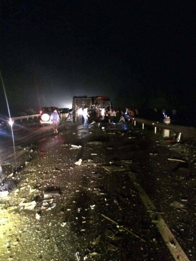 Xe khách 45 chỗ đấu đầu xe tải trên cao tốc Hà Nội - Lào Cai, nhiều người bị thương nặng - Ảnh 1.