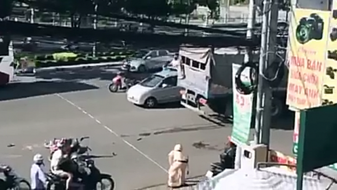 Xe tải va chạm xe m&aacute;y, mẹ v&agrave; con g&aacute;i mang bầu chết thương t&acirc;m - Ảnh 1.