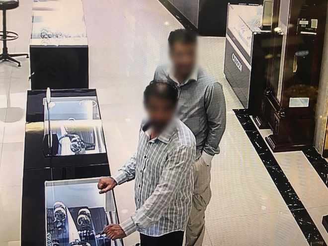 Lạng Sơn: Hai kh&aacute;ch nước ngo&agrave;i giả vờ v&agrave;o mua h&agrave;ng để trộm đồng hồ v&agrave;ng gi&aacute; 238 triệu đồng - Ảnh 2.
