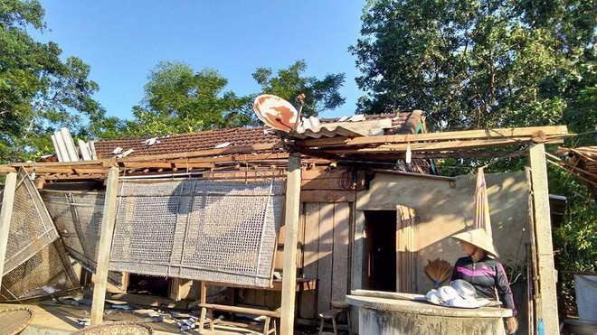 Lốc xo&aacute;y 10 ph&uacute;t giật bay hơn trăm m&aacute;i nh&agrave; - Ảnh 1.