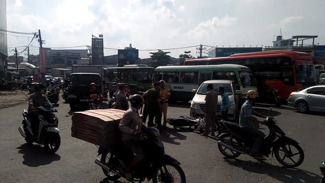 Cha gặp tai nạn, con kêu gọi gần chục thanh niên đến hành hung tài xế ô tô - Ảnh 2.