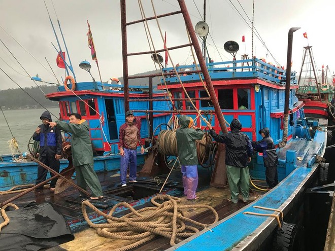 Chùm ảnh: Bão số 10 bắt đầu gây mưa, đồng loạt các tỉnh khẩn trương phòng hộ - Ảnh 12.