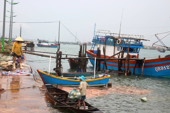 Chùm ảnh: Bão số 10 bắt đầu gây mưa, đồng loạt các tỉnh khẩn trương phòng hộ - Ảnh 24.