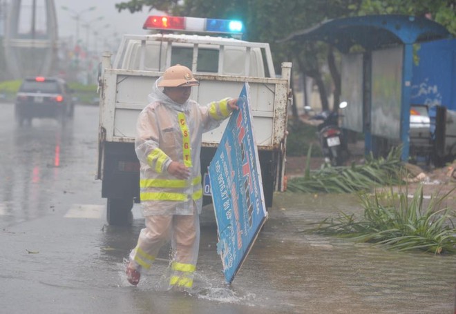 Ảnh hưởng của bão số 10: Mưa lớn kèm gió giật mạnh khiến nhiều phương tiện, biển quảng cáo bị thổi ngã - Ảnh 12.