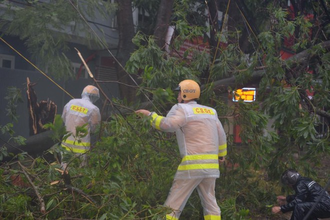 Ảnh hưởng của bão số 10: Mưa lớn kèm gió giật mạnh khiến nhiều phương tiện, biển quảng cáo bị thổi ngã - Ảnh 13.