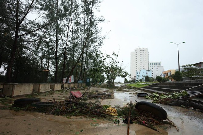 Chùm ảnh: Bão số 10 chưa qua, các tỉnh miền Trung đã tan hoang, ngập lụt - Ảnh 19.