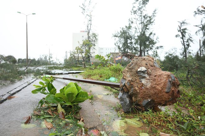Chùm ảnh: Bão số 10 chưa qua, các tỉnh miền Trung đã tan hoang, ngập lụt - Ảnh 17.