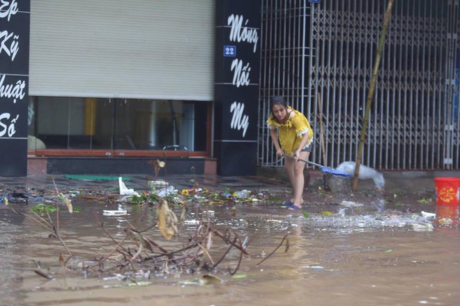 Chùm ảnh: Bão số 10 chưa qua, các tỉnh miền Trung đã tan hoang, ngập lụt - Ảnh 10.
