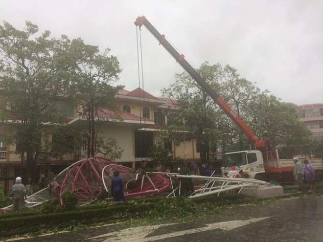 Chùm ảnh: Bão số 10 chưa qua, các tỉnh miền Trung đã tan hoang, ngập lụt - Ảnh 21.