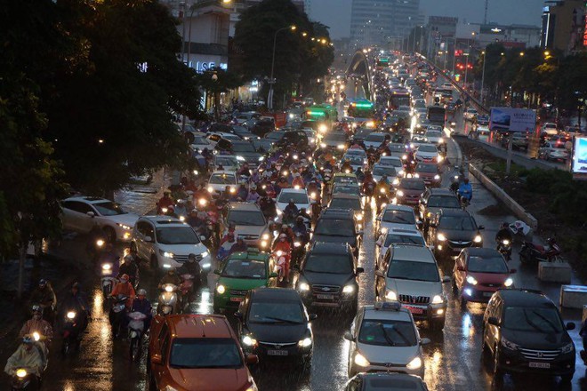 Chùm ảnh: Ảnh hưởng của bão số 10, người Hà Nội vội vã về nhà trong cơn mưa lớn - Ảnh 2.