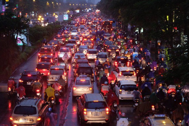 Chùm ảnh: Ảnh hưởng của bão số 10, người Hà Nội vội vã về nhà trong cơn mưa lớn - Ảnh 3.