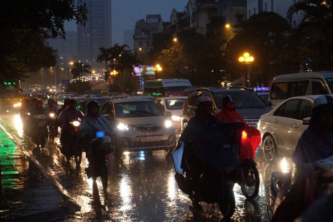Chùm ảnh: Ảnh hưởng của bão số 10, người Hà Nội vội vã về nhà trong cơn mưa lớn - Ảnh 4.