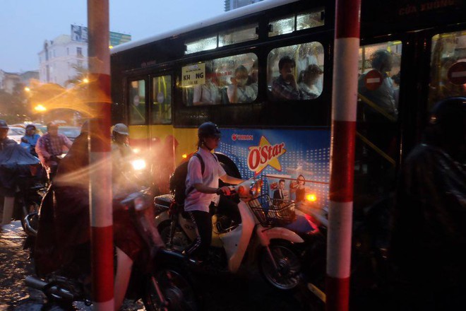 Ch&ugrave;m ảnh: Ảnh hưởng của b&atilde;o số 10, người H&agrave; Nội vội v&atilde; về nh&agrave; trong cơn mưa lớn - Ảnh 5.