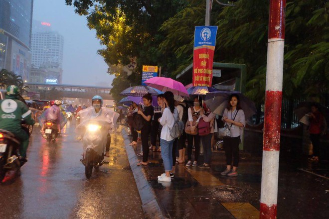 Chùm ảnh: Ảnh hưởng của bão số 10, người Hà Nội vội vã về nhà trong cơn mưa lớn - Ảnh 6.