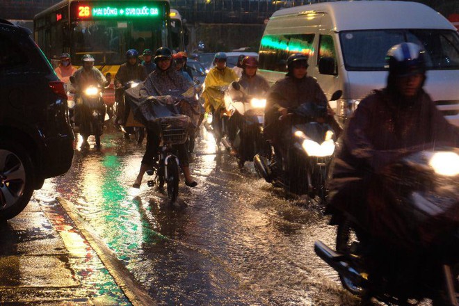 Chùm ảnh: Ảnh hưởng của bão số 10, người Hà Nội vội vã về nhà trong cơn mưa lớn - Ảnh 7.