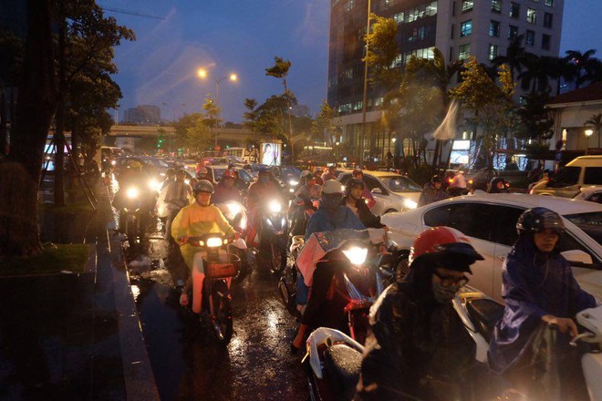 Chùm ảnh: Ảnh hưởng của bão số 10, người Hà Nội vội vã về nhà trong cơn mưa lớn - Ảnh 8.