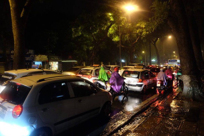 Chùm ảnh: Ảnh hưởng của bão số 10, người Hà Nội vội vã về nhà trong cơn mưa lớn - Ảnh 9.