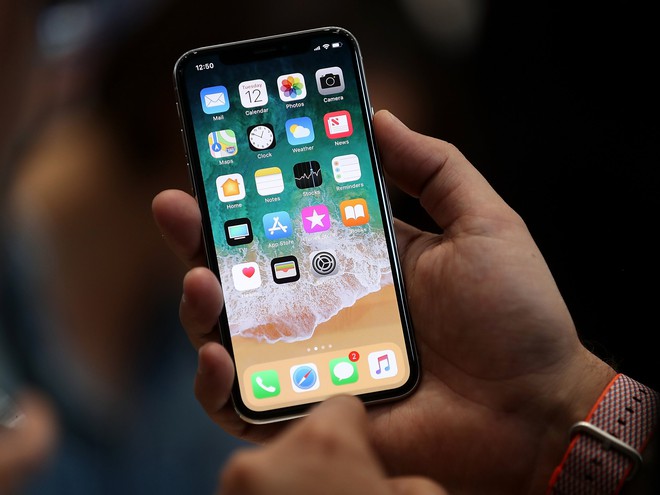 iPhone X là chiếc iPhone đầu tiên có màn hình OLED nhưng tóm lại điều này có ý nghĩa gì? - Ảnh 1.