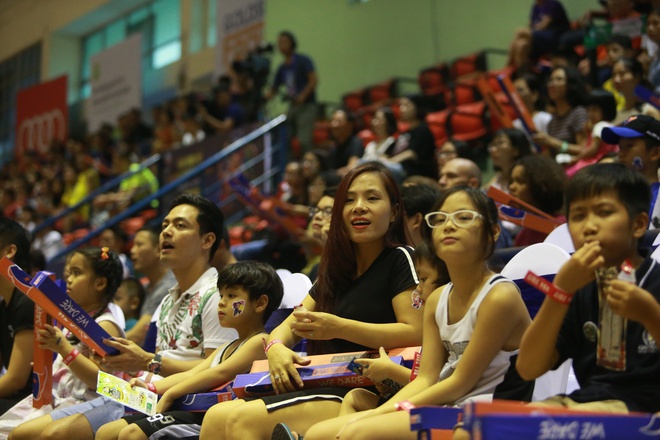 Bỏ qua ồn &agrave;o về c&ocirc;ng việc l&agrave;m từ thiện, MC Phan Anh b&igrave;nh y&ecirc;n b&ecirc;n vợ con - Ảnh 2.