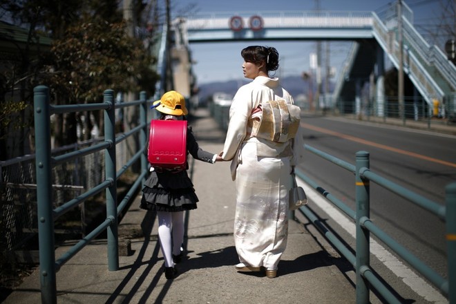Cuộc sống tăm tối của những bà mẹ đơn thân ở Nhật - Ảnh 1.
