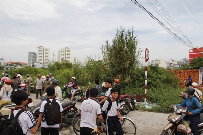 Phát hiện thi thể bé trai sơ sinh quấn trong chăn ở vùng ven Sài Gòn - Ảnh 2.