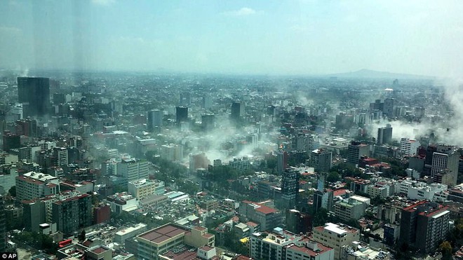 Khung cảnh đổ n&aacute;t tan hoang tại Mexico sau động đất: Nh&agrave; sập, hơn 100 người thiệt mạng v&agrave; những tiếng k&ecirc;u cứu từ khắp nơi - Ảnh 1.