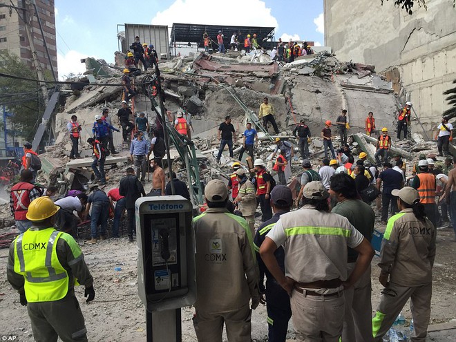 Khung cảnh đổ nát tan hoang tại Mexico sau động đất: Nhà sập, hơn 100 người thiệt mạng và những tiếng kêu cứu từ khắp nơi - Ảnh 11.