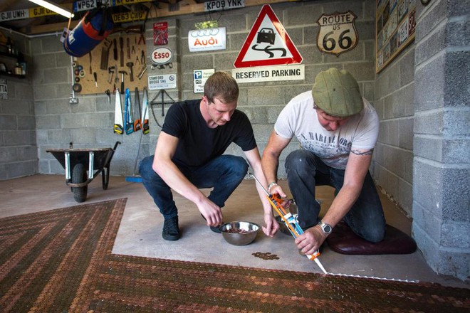 D&ugrave;ng 33.000 đồng xu để l&aacute;t s&agrave;n garage &ocirc; t&ocirc;, kết quả đem lại thật ấn tượng - Ảnh 7.