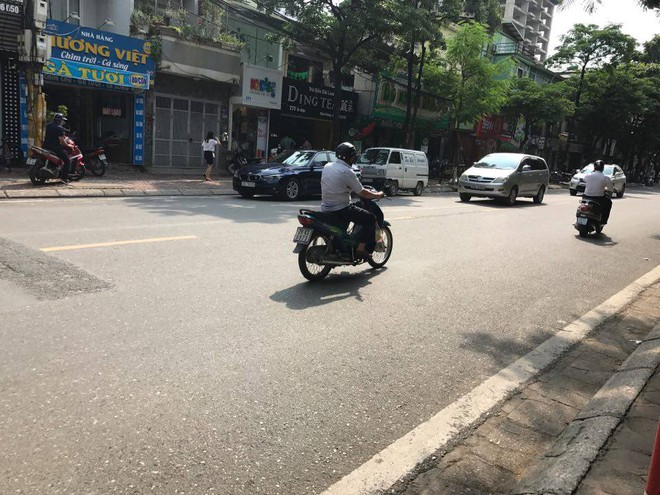 Tạm giữ h&igrave;nh sự nam thanh ni&ecirc;n đ&aacute;nh người đ&agrave;n &ocirc;ng chảy m&aacute;u đầu giữa phố H&agrave; Nội - Ảnh 1.