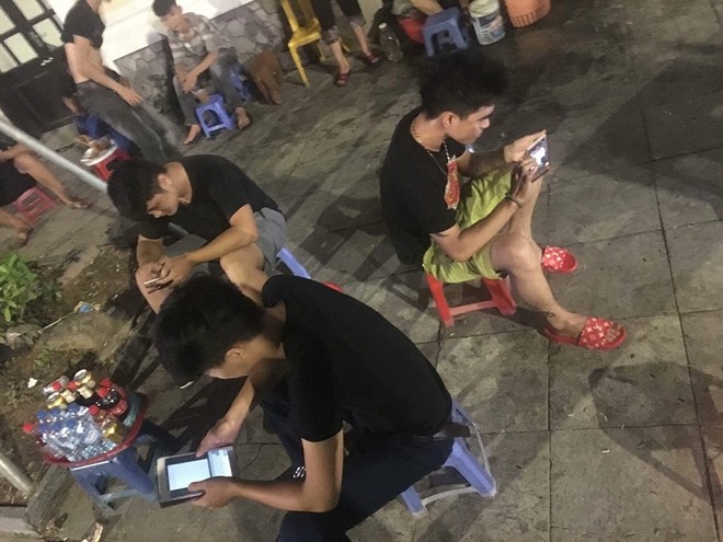 Tội cho ch&agrave;ng trai ấy: Mời bạn gặp mặt ph&aacute;t thiệp cưới nhưng lầm lũi bỏ về v&igrave; bạn cứ cắm mặt v&agrave;o điện thoại - Ảnh 2.