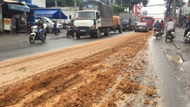 Xe ben l&agrave;m rơi h&agrave;ng tấn đất xuống đường rồi biến mất ở S&agrave;i G&ograve;n  - Ảnh 1.