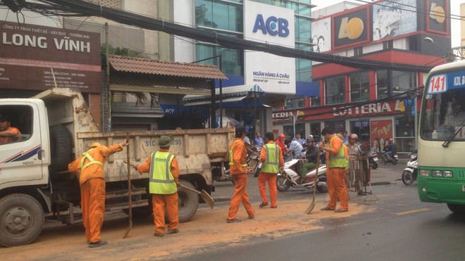 Xe ben l&agrave;m rơi h&agrave;ng tấn đất xuống đường rồi biến mất ở S&agrave;i G&ograve;n  - Ảnh 3.