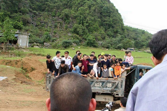 Ch&agrave;o đ&oacute;n con đầu l&ograve;ng, ch&uacute; rể chia sẻ lại bộ ảnh kỷ niệm rước d&acirc;u bằng xe chở gỗ khiến d&acirc;n mạng th&iacute;ch th&uacute; - Ảnh 3.