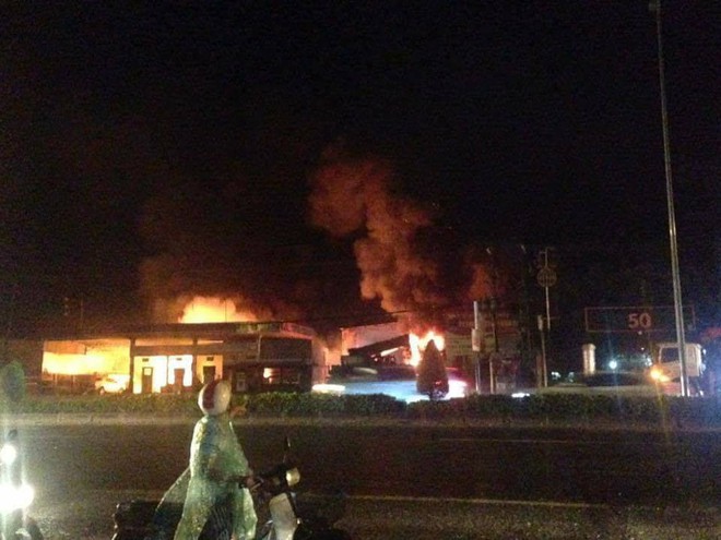 Ch&aacute;y lớn gần c&acirc;y xăng ở Vũng T&agrave;u, nhiều người hoảng loạn - Ảnh 2.