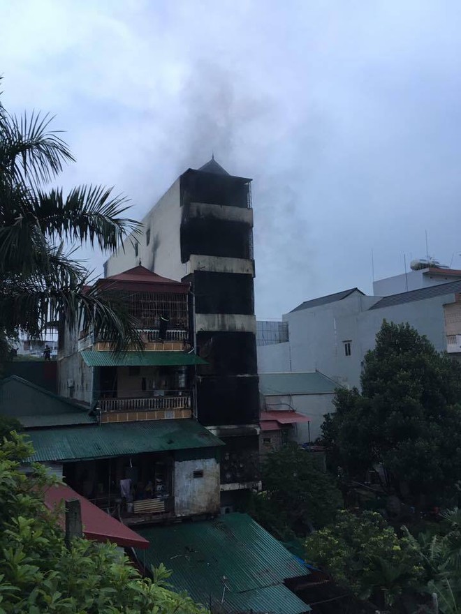 Hà Nội: CSGT trèo tường cứu 5 người trong ngôi nhà cháy lớn lúc nửa đêm, 2 con gái chủ nhà tử vong - Ảnh 2.